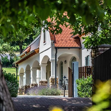 Oszter Udvarhaz Kekkut Exterior photo
